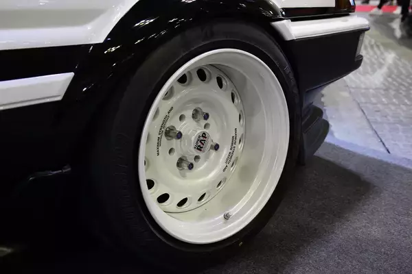 「フルチューンのガソリンか？　サーキット仕様の電気か？　ノーマルライクな水素か？　３台のAE86徹底比較」の画像