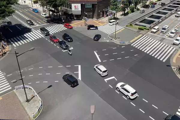 「停止線？　前のクルマに続いて交差点内？　右折待ちの列の２台目はドコで待つのが正解か」の画像