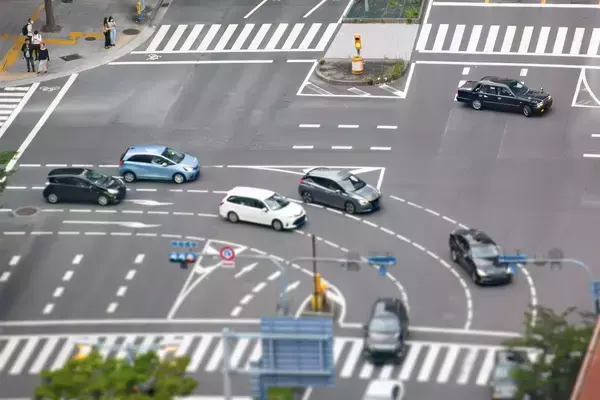 「停止線？　前のクルマに続いて交差点内？　右折待ちの列の２台目はドコで待つのが正解か」の画像