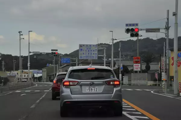 「停止線？　前のクルマに続いて交差点内？　右折待ちの列の２台目はドコで待つのが正解か」の画像