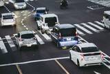 「１台……超頑張っても２台しか曲がれないって短すぎん!?　極端に点灯時間が短い「右折の矢印信号」はどうすれば改善される？」の画像2