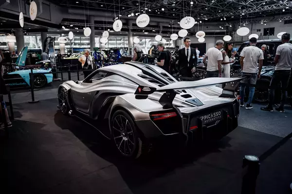 「１トン切りの車体に660馬力のエンジンとか危うい魅力プンプン！　スイスでまた１台とんでもないクルマが爆誕した」の画像