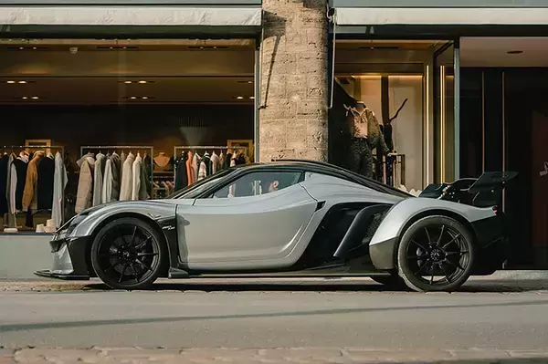「１トン切りの車体に660馬力のエンジンとか危うい魅力プンプン！　スイスでまた１台とんでもないクルマが爆誕した」の画像