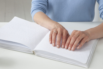 点字ブロックは視覚障がい者にとって文字どおり生命線！　「世界点字デー」の今日考えたい「ドライバー」も無関係じゃない点字ブロックの大切さ