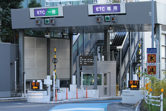健全な職場と安定した収入……だが業務内容はけっこう大変！　高速の「有人料金ゲート」で働くみなさまに敬礼!!