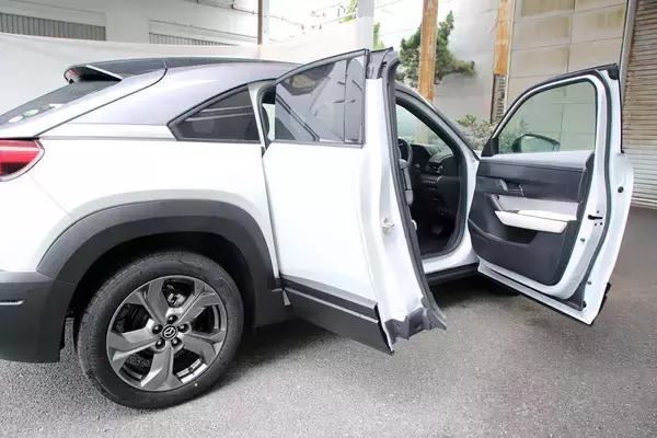 登場時は「画期的」と世間が沸いた！　なのになぜか一向に広まらなかったクルマの装備３選