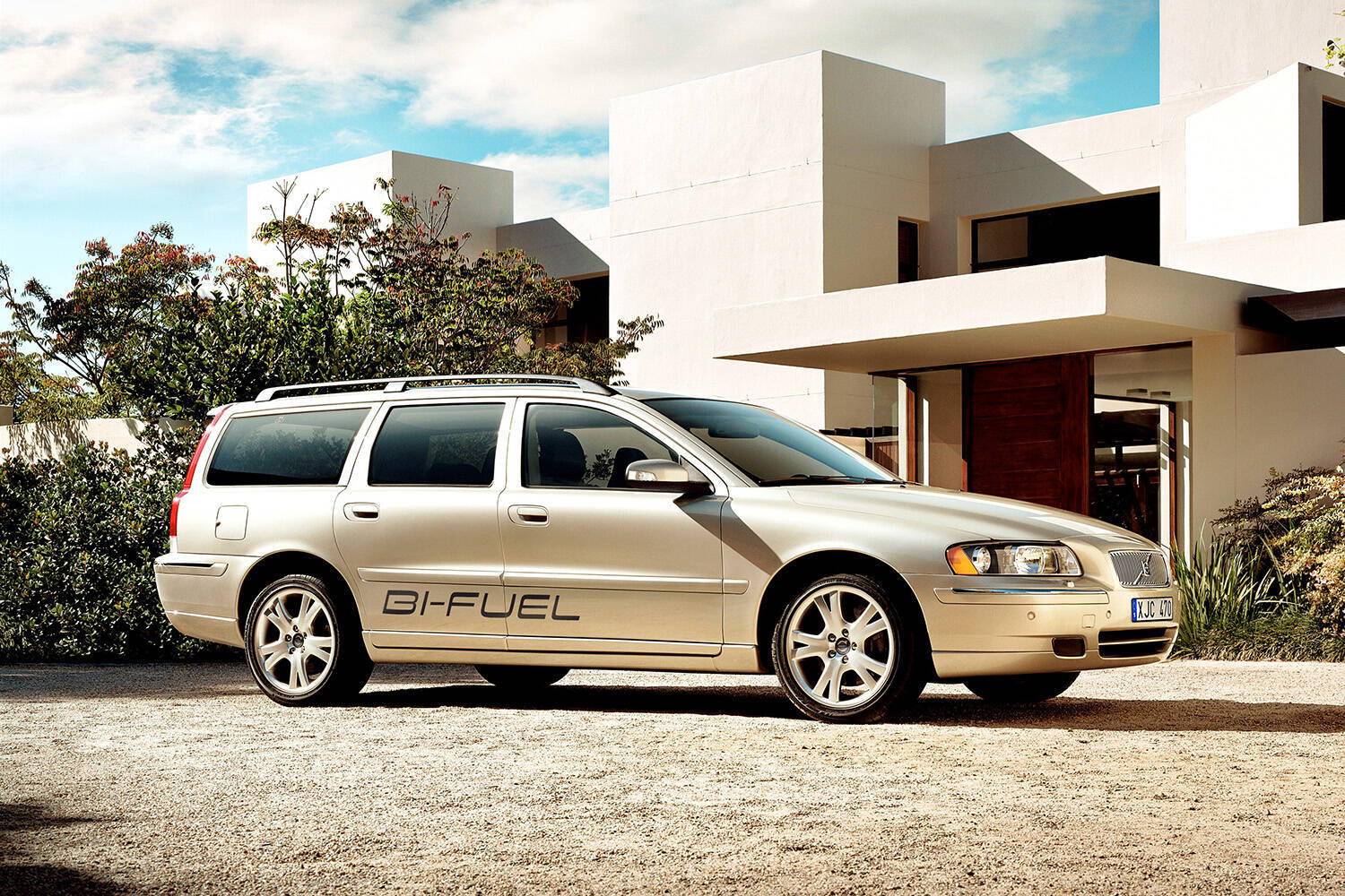 天然ガスなら燃やしても有害物質は少ない！　それでもバスやトラックのようにCNGの「乗用車」が登場しないワケ