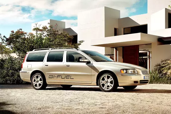 「天然ガスなら燃やしても有害物質は少ない！　それでもバスやトラックのようにCNGの「乗用車」が登場しないワケ」の画像