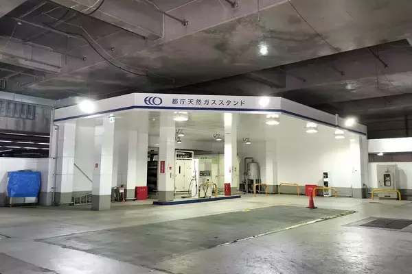 「天然ガスなら燃やしても有害物質は少ない！　それでもバスやトラックのようにCNGの「乗用車」が登場しないワケ」の画像