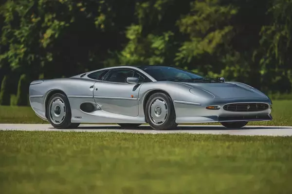 車名の数字は目標速度220マイルから！　まんまグループＣカーの見た目の「ジャガーXJ220」は紛れもないスーパーカーだった