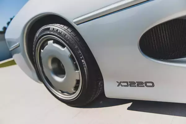 「車名の数字は目標速度220マイルから！　まんまグループＣカーの見た目の「ジャガーXJ220」は紛れもないスーパーカーだった」の画像