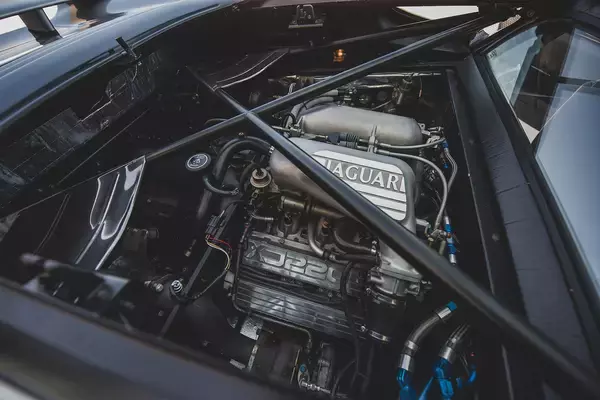 「車名の数字は目標速度220マイルから！　まんまグループＣカーの見た目の「ジャガーXJ220」は紛れもないスーパーカーだった」の画像