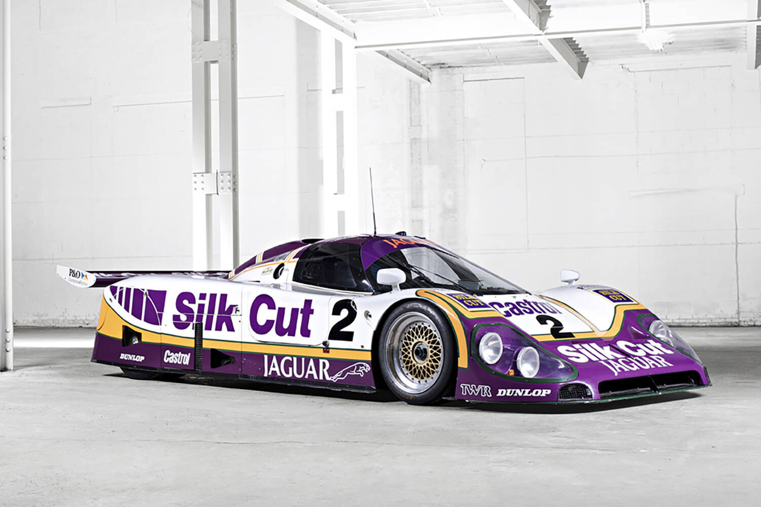 車名の数字は目標速度220マイルから！　まんまグループＣカーの見た目の「ジャガーXJ220」は紛れもないスーパーカーだった