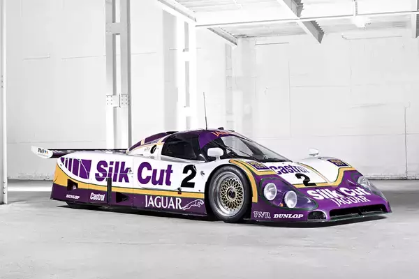 「車名の数字は目標速度220マイルから！　まんまグループＣカーの見た目の「ジャガーXJ220」は紛れもないスーパーカーだった」の画像