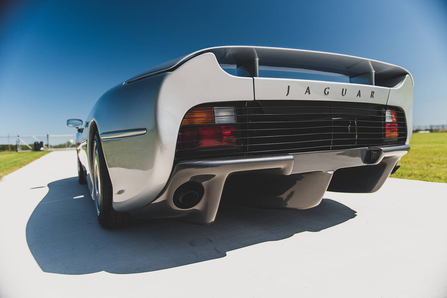 車名の数字は目標速度220マイルから！　まんまグループＣカーの見た目の「ジャガーXJ220」は紛れもないスーパーカーだった