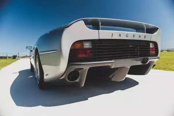 「車名の数字は目標速度220マイルから！　まんまグループＣカーの見た目の「ジャガーXJ220」は紛れもないスーパーカーだった」の画像