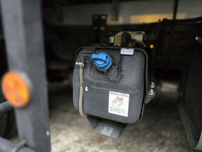 トラックの排ガスを浄化する液体「アドブルー」！　聞けども見たことないアドブルーに対面してみた