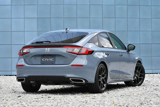 イマドキの新車で流行中の「一文字テールランプ」！　斬新……かと思いきやかつて結構採用されていたデザインだった