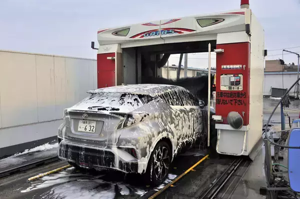 水の使用制限で洗車に規制！　汚いクルマに罰金!?　「洗車の自由」がある日本は恵まれてると感じる「海外洗車事情」
