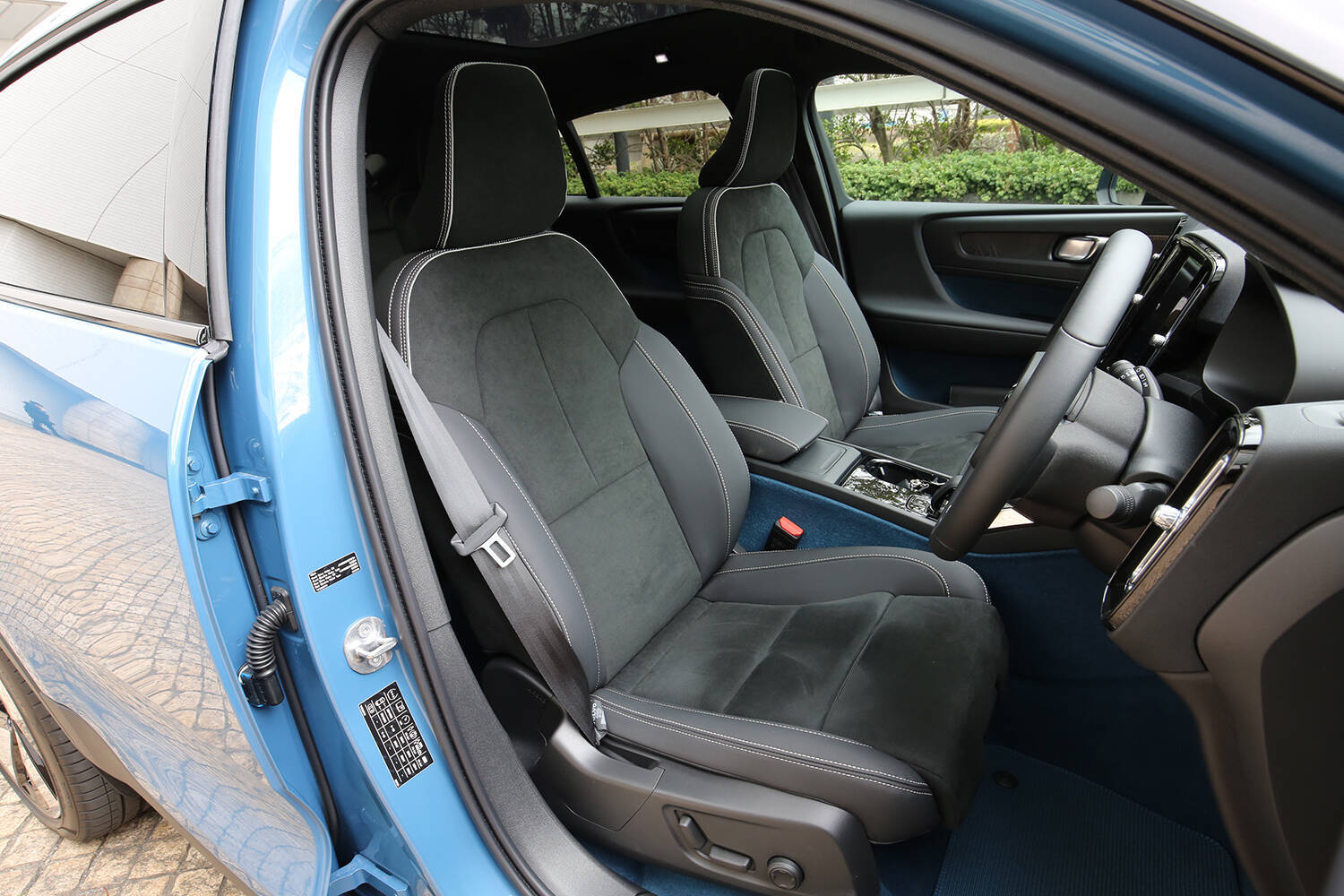 【試乗】ボルボ初のBEV「C40リチャージ」は手練れジャーナリストも笑うほどの加速！　リニアなハンドリングとブレーキもあっぱれ