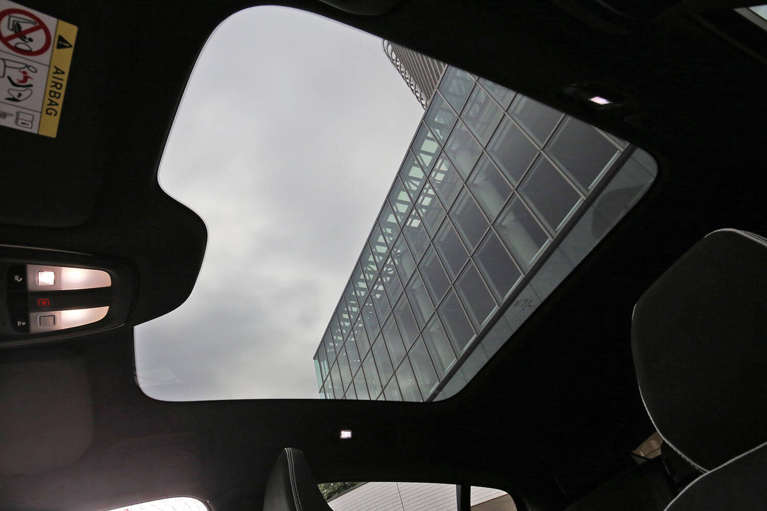 【試乗】ボルボ初のBEV「C40リチャージ」は手練れジャーナリストも笑うほどの加速！　リニアなハンドリングとブレーキもあっぱれ