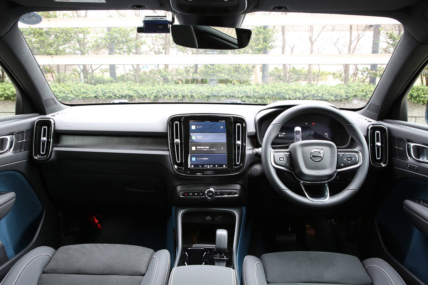 【試乗】ボルボ初のBEV「C40リチャージ」は手練れジャーナリストも笑うほどの加速！　リニアなハンドリングとブレーキもあっぱれ