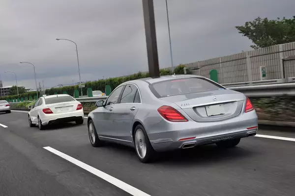 「いつ押せばいい？　押すとどうなる？　間違って押したら??　いま急増中のクルマのSOSコールの中身」の画像