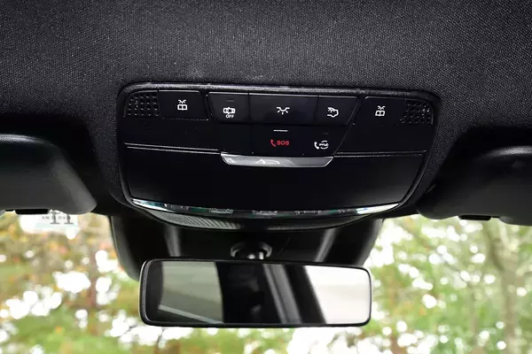 「いつ押せばいい？　押すとどうなる？　間違って押したら??　いま急増中のクルマのSOSコールの中身」の画像