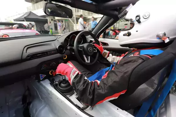 「感触悪いな……と思ったら「ノブ交換」を試す価値あり！　たかが「シフトノブ」と侮れないその効果とは？」の画像