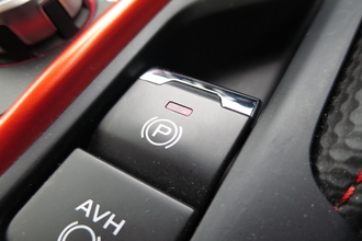 「電動パーキングブレーキ」による快適な運転っぷりに手放せなくなる人続出！　万能装備と思われがちだが「落とし穴」に要注意