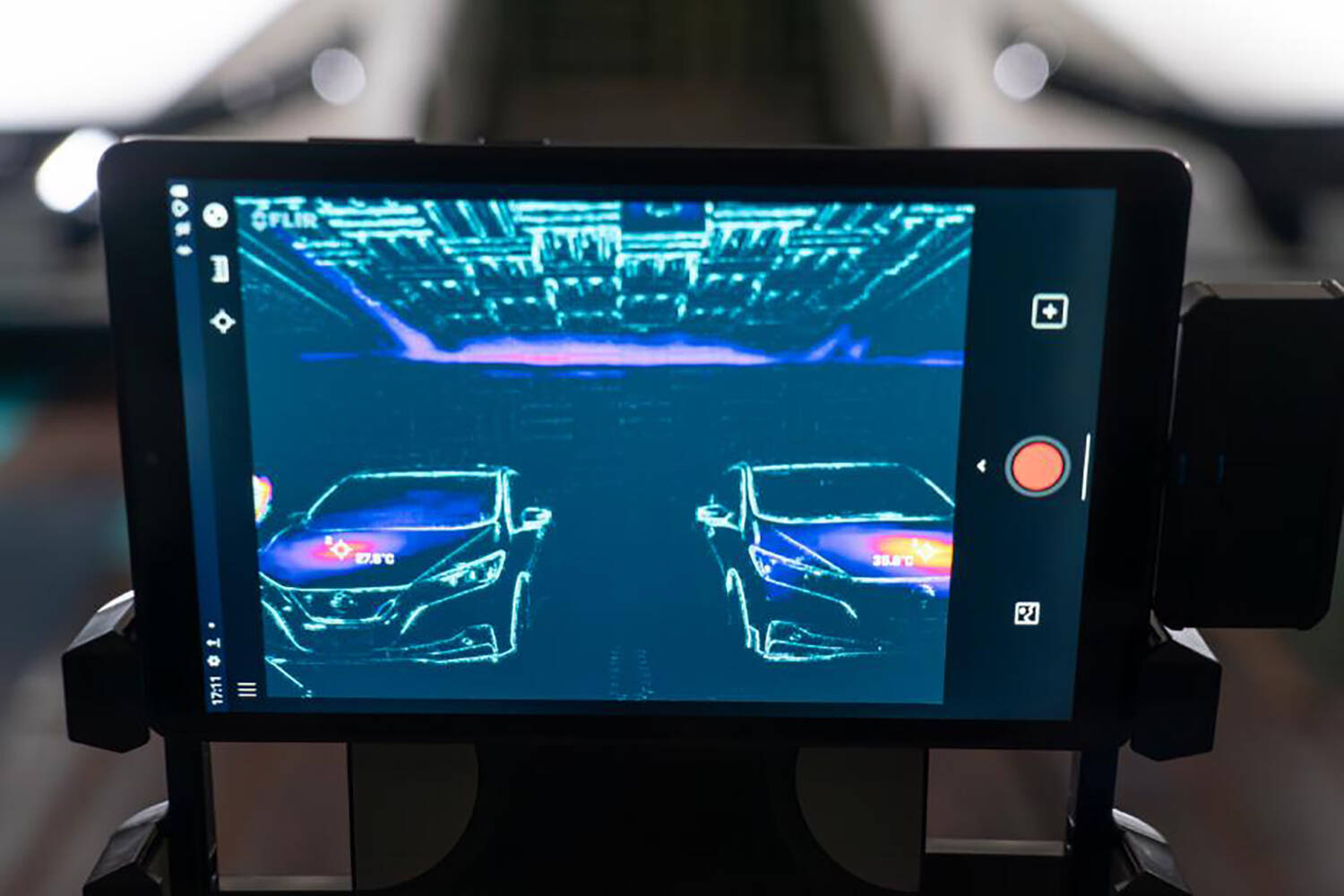 日産が共同開発した「炎天下でも車内が暑くなりにくい塗装」がスゴイ！　すでに同技術のボディカバーやシェードは販売されている