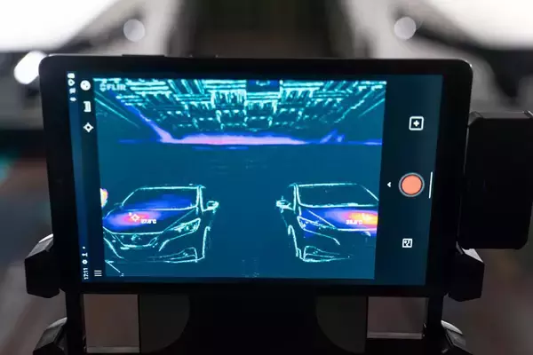 「日産が共同開発した「炎天下でも車内が暑くなりにくい塗装」がスゴイ！　すでに同技術のボディカバーやシェードは販売されている」の画像