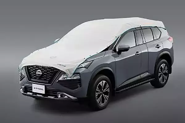 「日産が共同開発した「炎天下でも車内が暑くなりにくい塗装」がスゴイ！　すでに同技術のボディカバーやシェードは販売されている」の画像