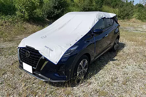 「日産が共同開発した「炎天下でも車内が暑くなりにくい塗装」がスゴイ！　すでに同技術のボディカバーやシェードは販売されている」の画像