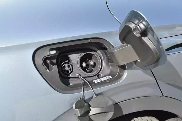 「【試乗】安心してください、ちゃんとワーゲンしてますから！　VWのEV「ID.４」の新鮮だけど落ち着く走り」の画像