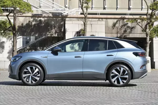 「【試乗】安心してください、ちゃんとワーゲンしてますから！　VWのEV「ID.４」の新鮮だけど落ち着く走り」の画像