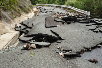 「この程度の雨なのに通れないの？」は通行者を守るための事前措置！　道路が通行止めになる基準とは
