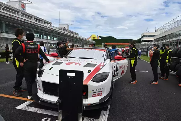「市販車の「新型Ｚ」ファンなら無視できない存在！　スーパー耐久に参戦するNissan Z Racing Conceptはどんなクルマか関係者を直撃」の画像