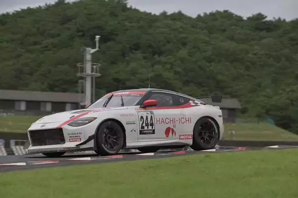 「市販車の「新型Ｚ」ファンなら無視できない存在！　スーパー耐久に参戦するNissan Z Racing Conceptはどんなクルマか関係者を直撃」の画像