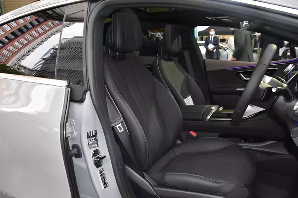 「メルセデス・ベンツが突き進むEV戦略！　ミドルクラスセダンEQEを発表」の画像