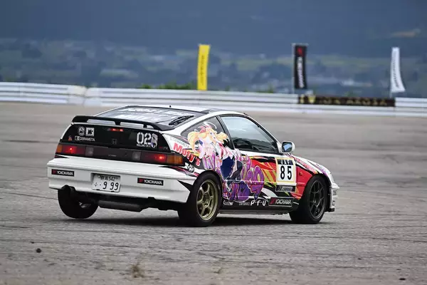 「なぜか速いと違和感がなくなる不思議！　「痛車」がモータースポーツ界で大暴れしていた」の画像