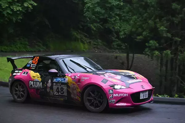 「なぜか速いと違和感がなくなる不思議！　「痛車」がモータースポーツ界で大暴れしていた」の画像