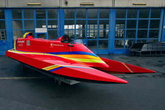 ガチのF1エンジンを載せたものも！　フェラーリやアルファのユニットを搭載して「水上を爆走」する「ハイドロプレーン艇」が超イカしてた