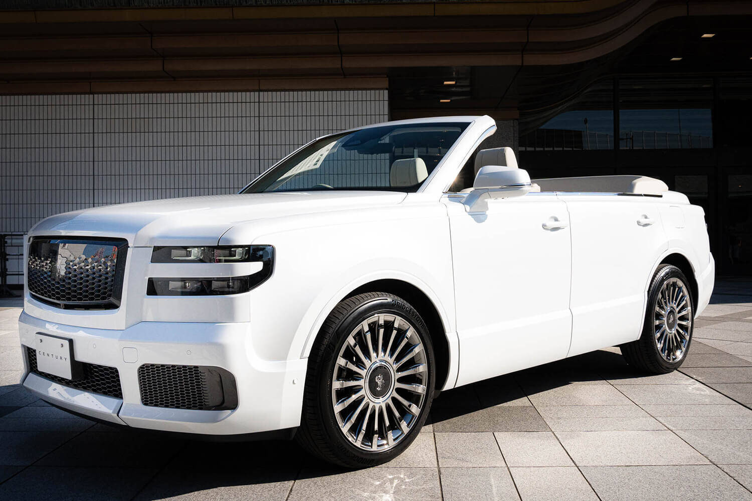 センチュリーの発表会でチラッと映ったオープンカーの正体が判明！　日本相撲協会100周年を記念したパレードカーの新型センチュリー初公開