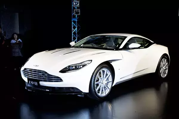 「日本車では完全に絶滅！　もはや消えるしかない「V12エンジン搭載」の生き残り車を集めてみた」の画像