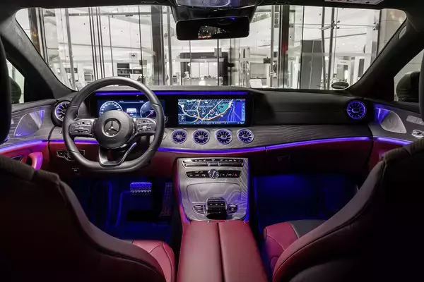 「クリスマスシーズン最強！　車内で星空ってマジか！　光の演出がヤバすぎる「イルミネーション」採用車５選」の画像