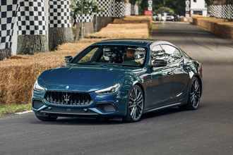 「最高速が334km/h」で世界最速セダンを謳うマセラティ・ギブリが登場！　「それってホントか？」ライバルの国産セダン３台と比べてみた