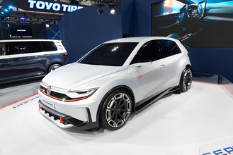 ちょっと笑い顔に変身！　新たなデザイナーが描いた「新型ポロGTI」のキモを聞いた【東京オートサロン2026】