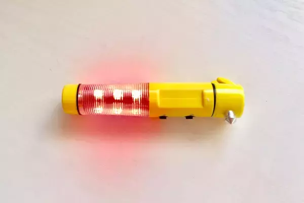 「最近のクルマの「グローブボックス」は小さくて取説や車検証すら入らないものも！　何を入れるのが正解か？」の画像