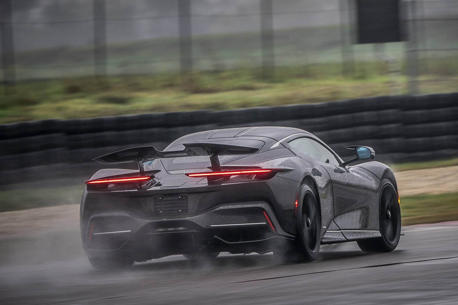 EVの台頭でハイパーカーはヤバイ領域に突入！　もはや「2000馬力」「400km/h」が当たり前の時代だった